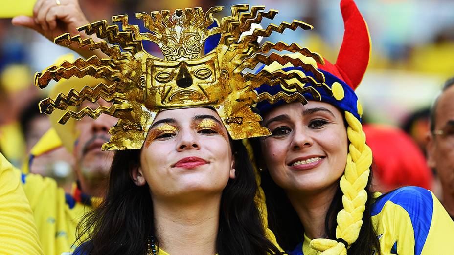 Torcedoras do Equador aguardam o início do jogo contra a França no Maracanã, no Rio