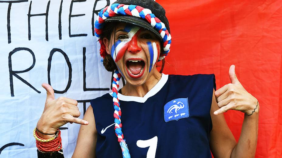 Torcedora da França aguarda o início do jogo contra o Equador no Maracanã, no Rio