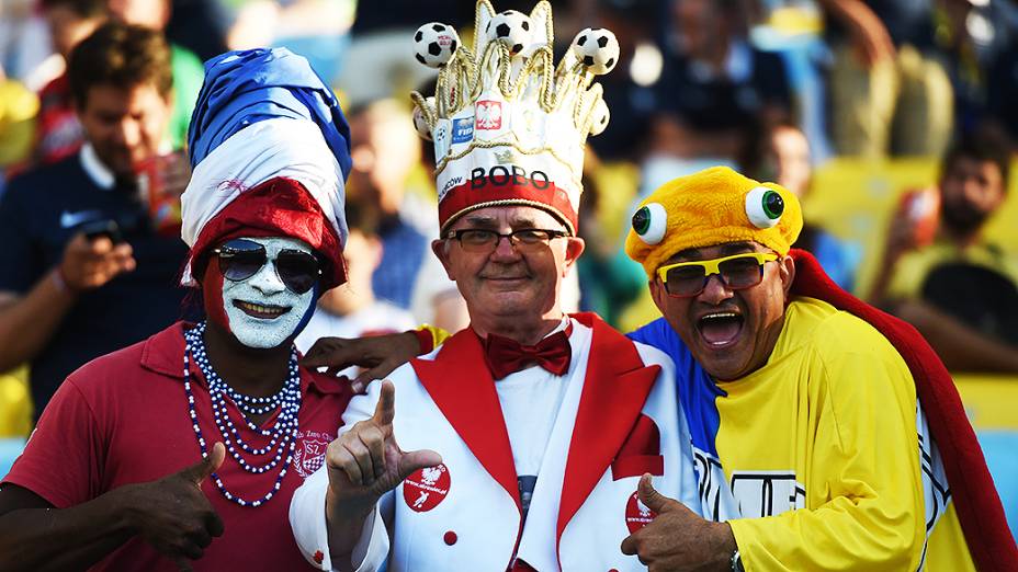 Torcedores de França e Equador antes do início da partida no Maracanã, no Rio