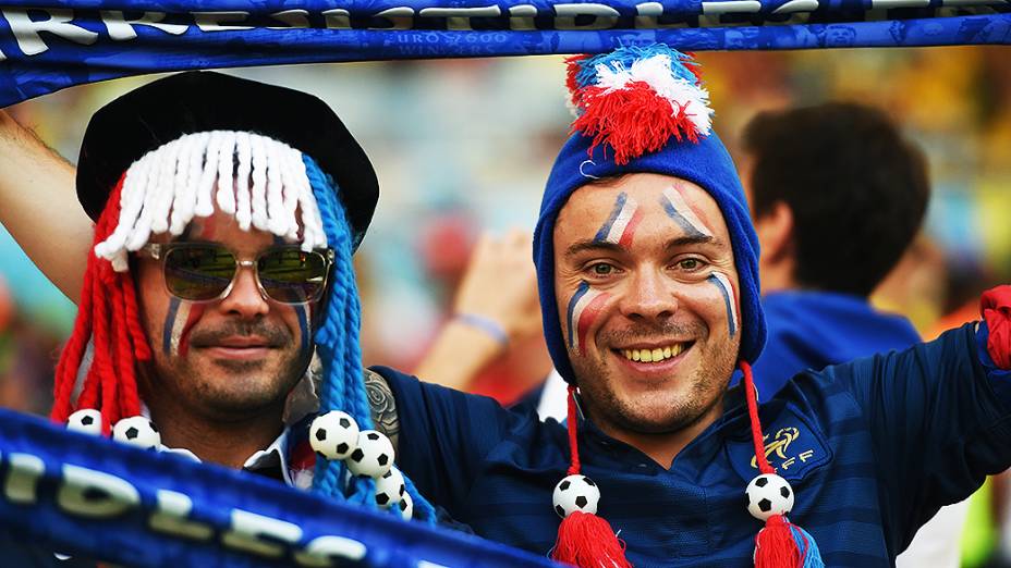 Torcedores da França aguardam o início do jogo contra o Equador no Maracanã, no Rio