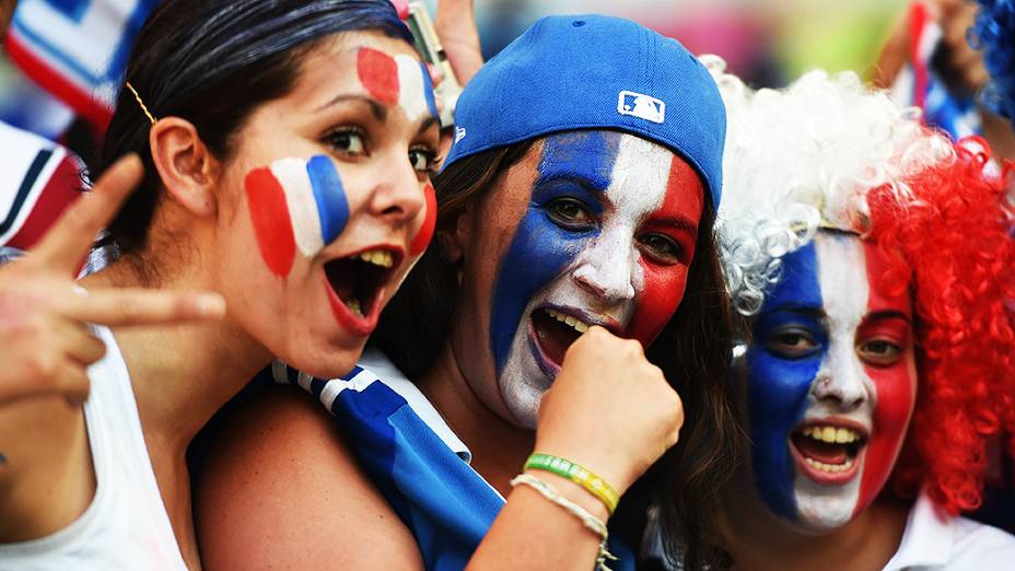 Francesas torcem no jogo contra o Equador no Maracanã, no Rio