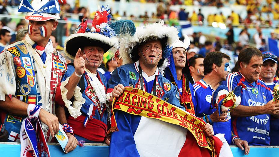 Torcedores da França aguardam o início do jogo contra o Equador no Maracanã, no Rio