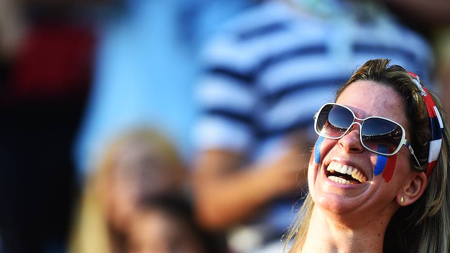 Torcedora francesa durante o jogo contra o Equador no Maracanã, no Rio