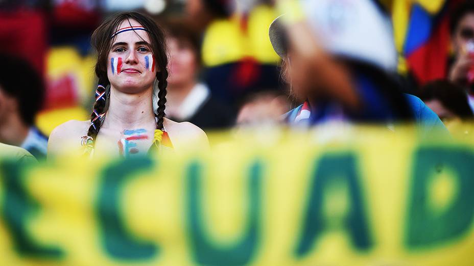 Torcedora francesa durante o jogo contra o Equador no Maracanã, no Rio