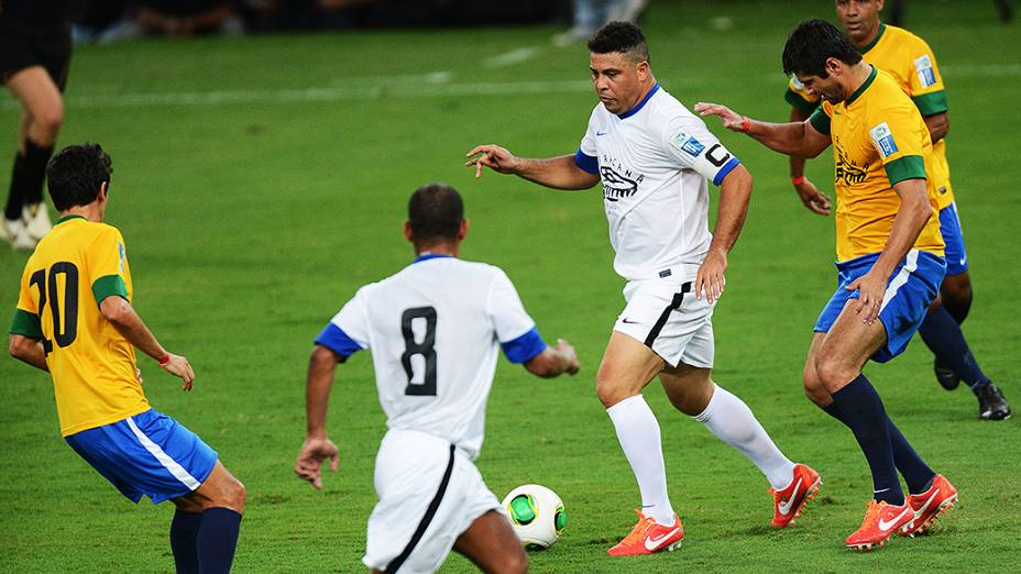 O primeiro evento-teste do novo Maracanã, uma pelada entre os amigos de Ronaldo e Bebeto