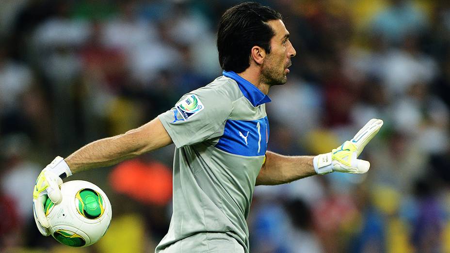 Goleiro da Itália durante jogo pela Copa das Confederações no Brasil