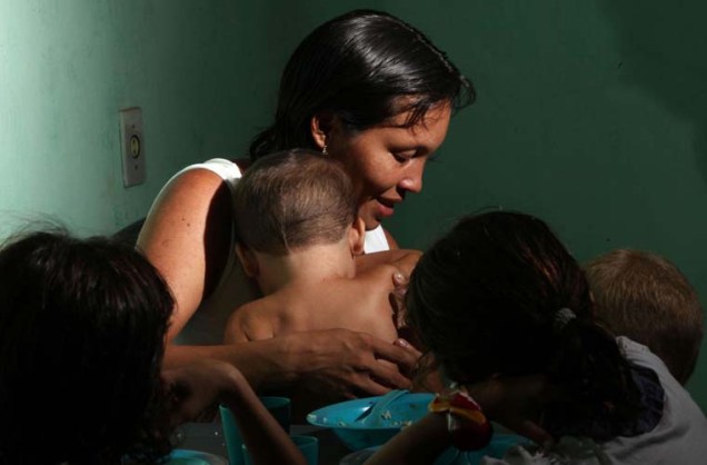 Sandra Maria com seus filhos netos, fruto do abuso sexual de seu pai.