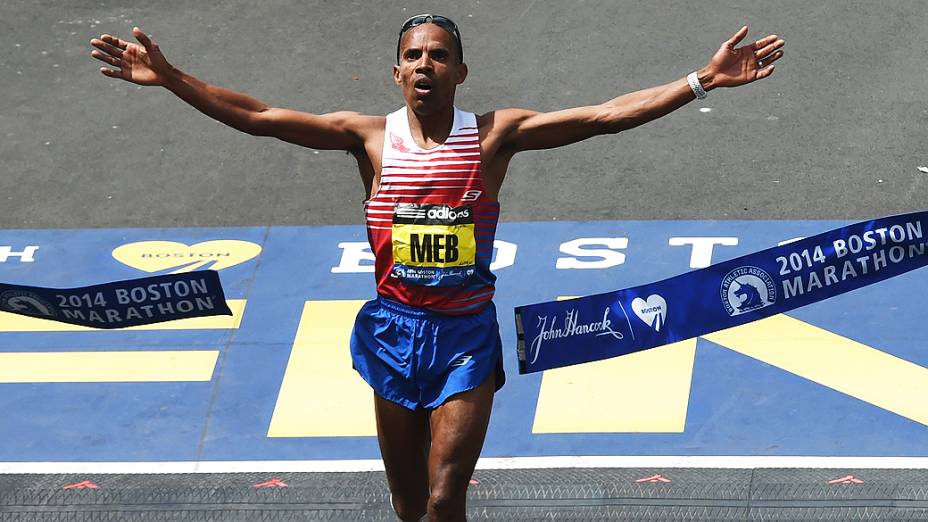 Meb Keflezighi, cruza a linha de chegafa em primeiro na Maratona de Boston 2014