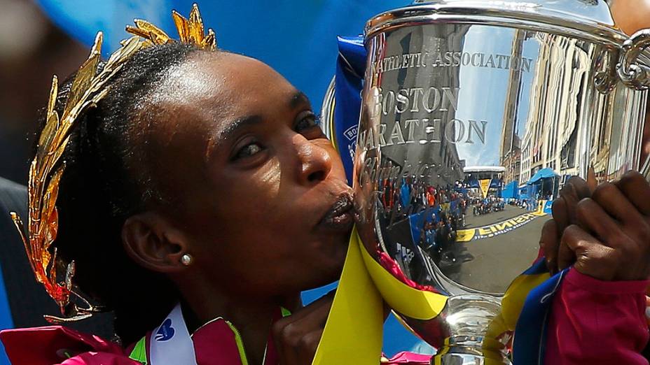 Na categoria feminina, a queniana Rita Jeptoo, de 33 anos, chegou em primeiro lugar e conquistou o tricampeonato na prova