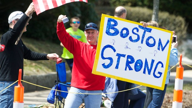 Um ano após atentado a bomba que matou três pessoas, Maratona de Boston aconteceu com segurança reforçada. Cerca de 36 mil atletas correram a 118ª Maratona nesta segunda-feira (21)