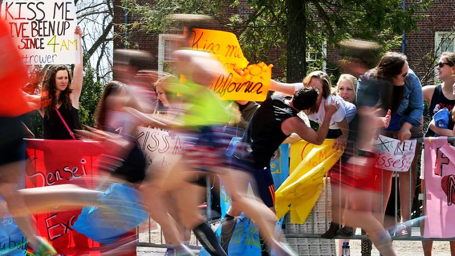 Um ano após atentado a bomba que matou três pessoas, Maratona de Boston aconteceu com segurança reforçada