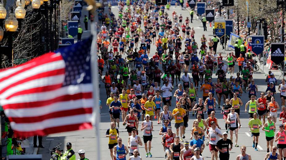 Um ano após atentado a bomba que matou três pessoas, Maratona de Boston aconteceu com segurança reforçada