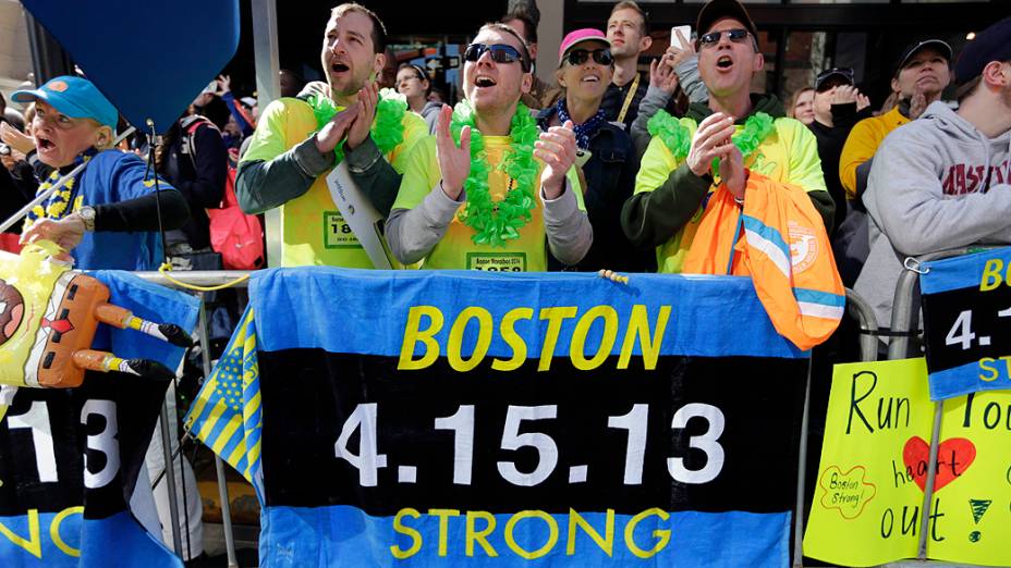 Um ano após atentado a bomba que matou três pessoas, Maratona de Boston aconteceu com segurança reforçada