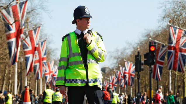 Policial patrulha avenida de Londres onde corredores passarão no domingo