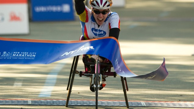 Amanda McGrory, dos Estados Unidos, comemora a vitória na Maratona de Nova York