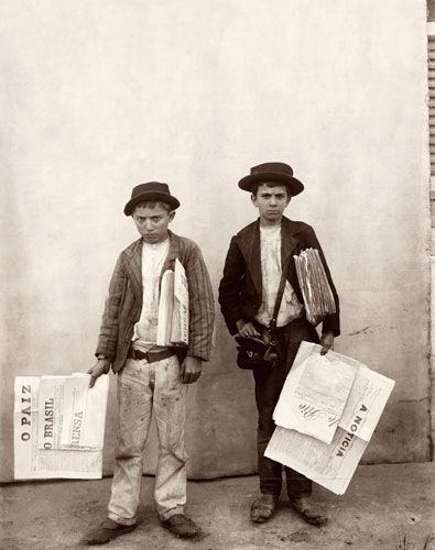 Garotos Jornaleiros, fotografia de Marc Ferrez em 1899.