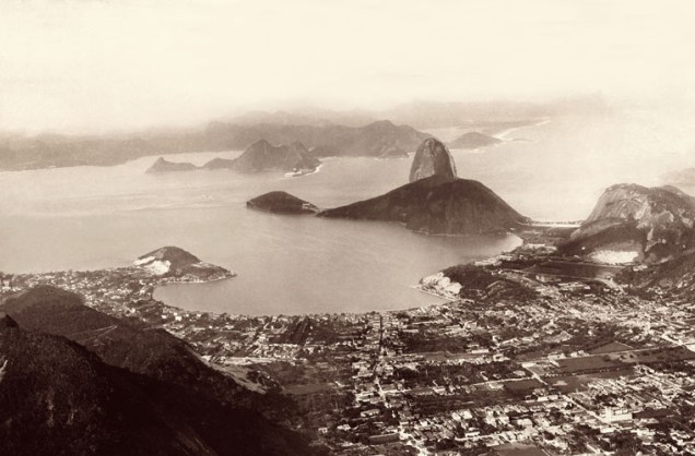 Enseada de Botafogo e do Morro do Pão de Açúcar, em 1885.