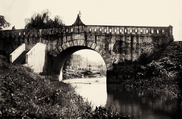 Em 1885, Ferrez registrou esta ponte que ligava a Ladeira do Carmo ao Brás.