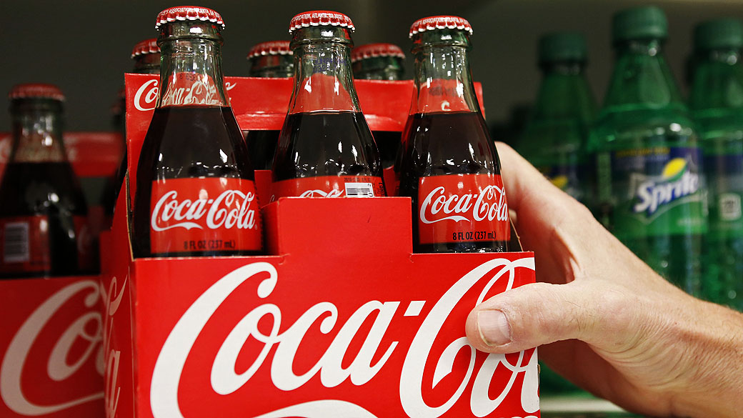 Embalagem de Coca Cola em uma gôndola de supermercado