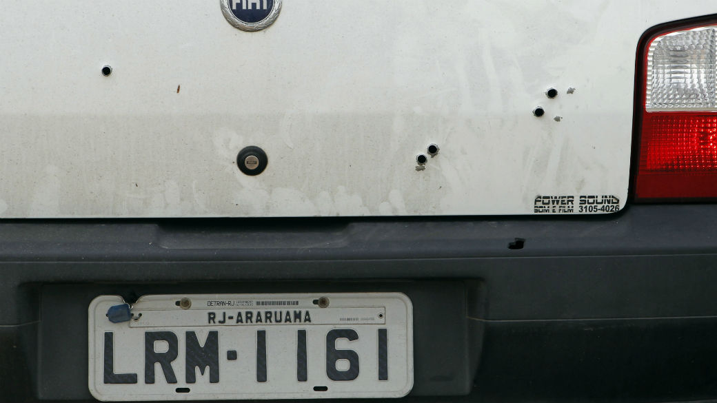 Marcas de tiros em carro de policial militar assassinado na Linha Amarela