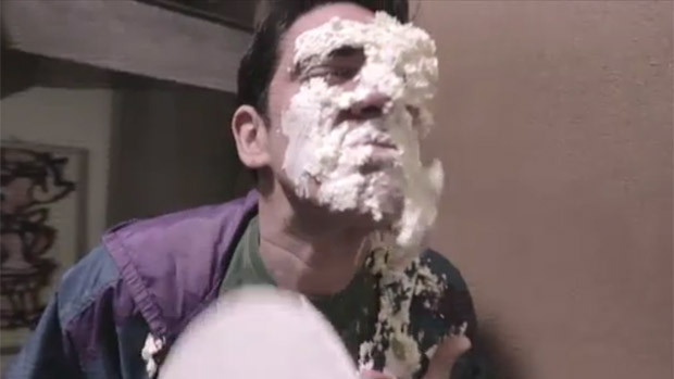 Marcelo Adnet leva torta na cara de Sandy, no clipe da música 'Escolho Você'