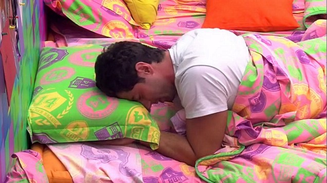 Marcelo põe a cabeça no travesseio no BBB14: consciência pesada?