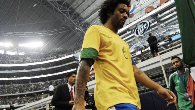 Marcelo deixa o campo após o amistoso entre Brasil e México, no Estádio dos Cowboys, em Dallas, no Texas