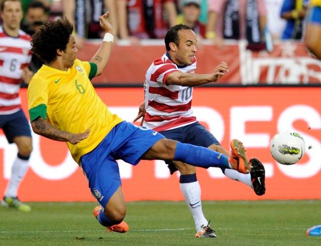 Marcelo e Donovan disputam lance no jogo entre Brasil e Estados Unidos