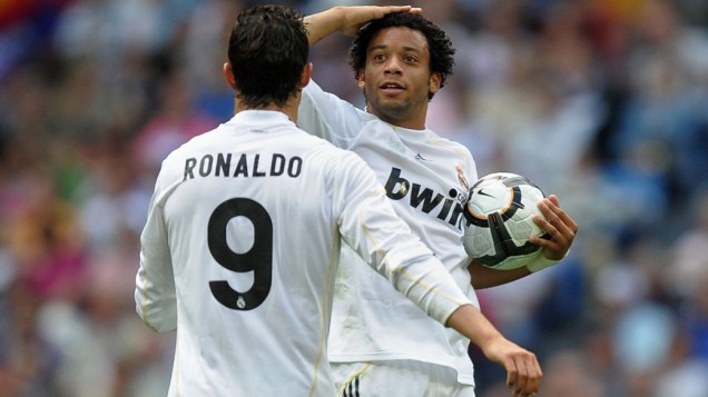 O lateral brasileiro Marcelo comemora gol com o companheiro Cristiano Ronaldo em partida contra o Osasuna válida pelo campeonato espanhol