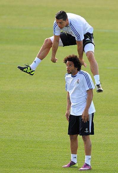 Cristiano Ronaldo e Marcelo se divertem durante treinamento do Real Madrid