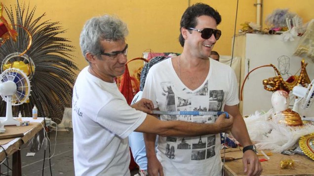 Marcelo Serrado visita o barracão da Porto da Pedra para conferir os últimos detalhes da sua fantasia, na Cidade do Samba