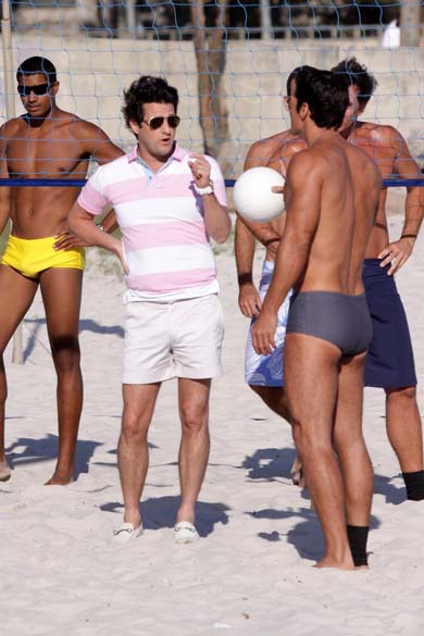 Marcelo Serrado e elenco durante gravação na Barra da Tijuca