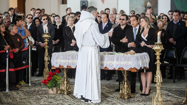 Padre Marcelo Rossi celebra missa de corpo presente, no velório de Hebe Camargo, no Palácio dos Bandeirantes, sede do governo paulista