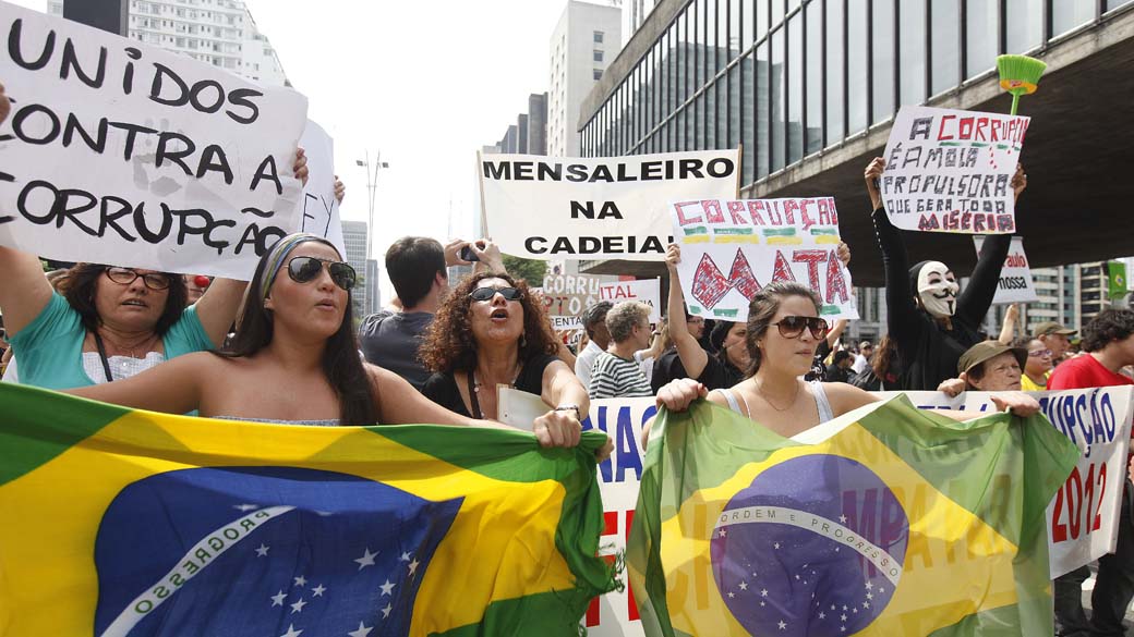 Manifestantes durante a marcha contra a corrupção em São Paulo
