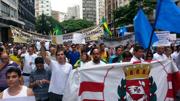Manifestantes conservadores protestam contra comunistas no centro de São Paulo