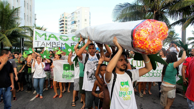 A Marcha da Maconha saiu, neste sábado, do Arpoador em direção ao Posto 9 da Praia de Ipanema, no Rio de Janeiro