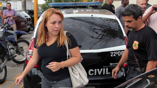 Márcia Beker, delegada titular da 22ª DP (Penha), na zona norte do Rio, é detida durante a operação