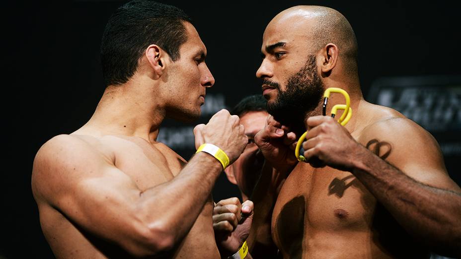 Marcio Alexandre e Warley Alves durante a pesagem do UFC em São Paulo