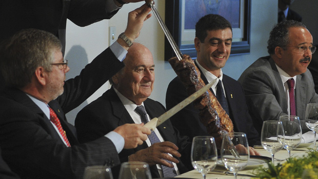 O presidente da Câmara, Marco Maia, serve o presidente da Fifa, Joseph Blatter, durante almoço em que trataram sobre a aprovação da Lei Geral da Copa