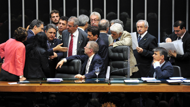 Presidente da Câmara, Marco Maia, com deputados durante a votação do projeto que redistribui os royalties do petróleo