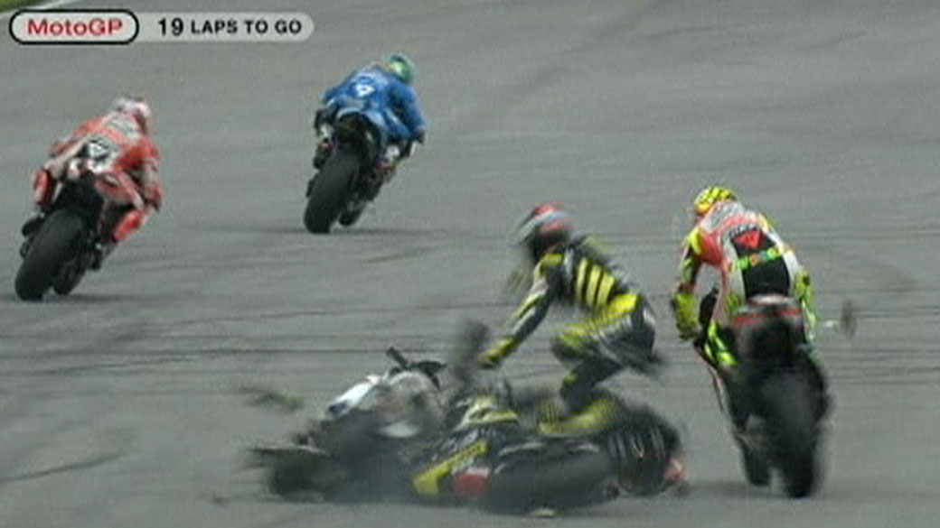 Momento em que o piloto Marco Simoncelli é atingido por Colin Edwards e Valentino Rossi, durante a prova da Malásia, do MotoGP