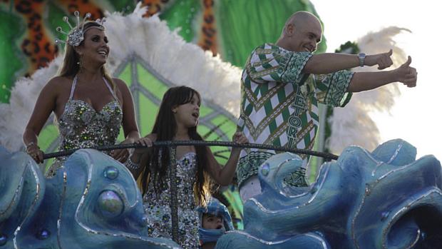 O ex-goleiro Marcos, do Palmeiras e visto ao lado da esposa e da filha em carro alegórico da escola Mancha Verde durante desfile das escolas de samba do Carnaval de São Paulo