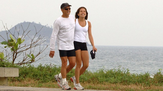 Nívea Stelmann e Marcos Paulo caminhando pela orla da praia da Barra