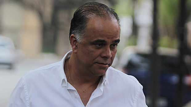 NO INFERNO - O empresário Marcos Valério, na porta da escola do filho, em Belo Horizonte, na última quarta-feira: revelações sobre o escândalo