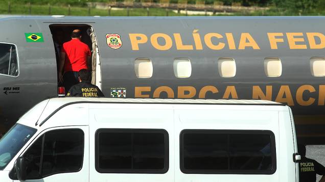 Marcos Valério, condenado no esquema do mensalão, embarca no avião da Polícia Federal no Aeroporto da Pampulha, em Belo Horizonte (MG), com destino a Brasília