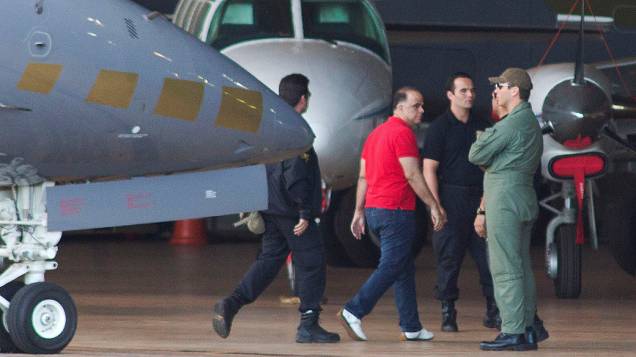 Condenado no mensalão, Marcos Valério desembarca no hangar da Polícia Federal em Brasília antes de seguir para o presídio da Papuda