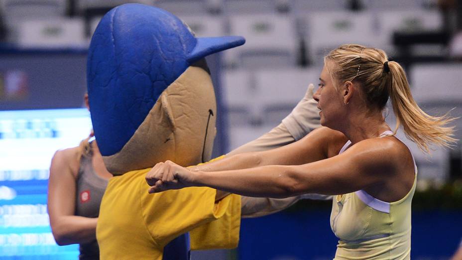 Maria Sharapova vence Caroline Wozniack nesta sexta (07/11), no Gillette Federer Tour
