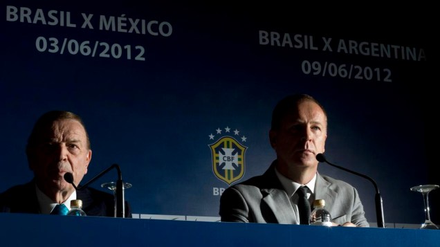 José Maria Marin ao lado de Mano Menezes na convocação da seleção, no Rio