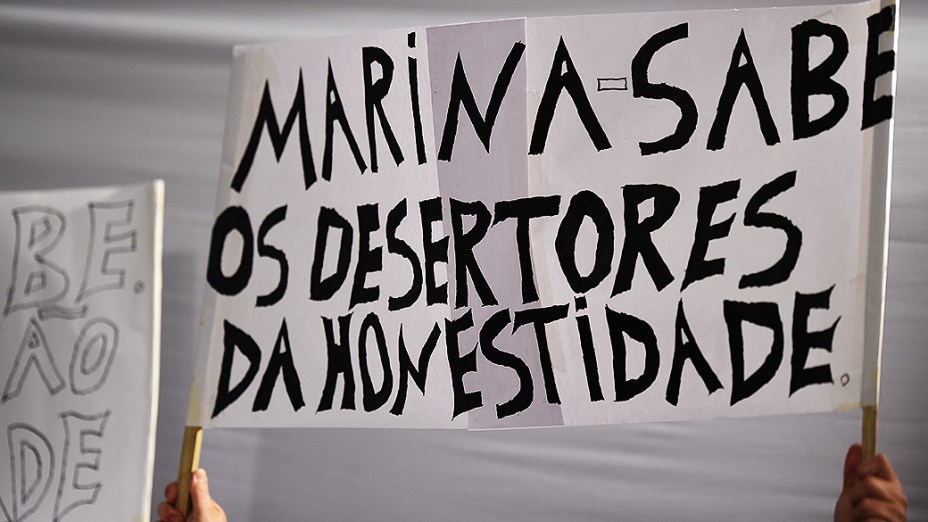 Cartaz é mostrado em evento de campanha da candidata Marina Silva em Florianópolis (SC)