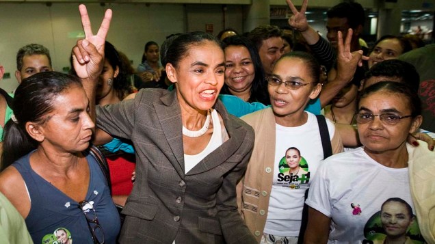 Candidata à Presidência da República Marina Silva é recebida por familiares, amigos e militantes ao chegar no aeroporto de Rio Branco. 03/10/2010